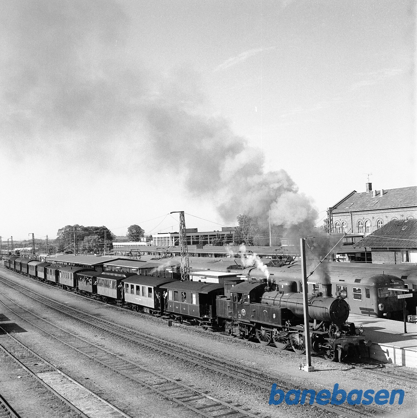 S 1307 med stort tog på Hillerød station spor 4 S 1307 med stort tog på Hillerød station spor 4