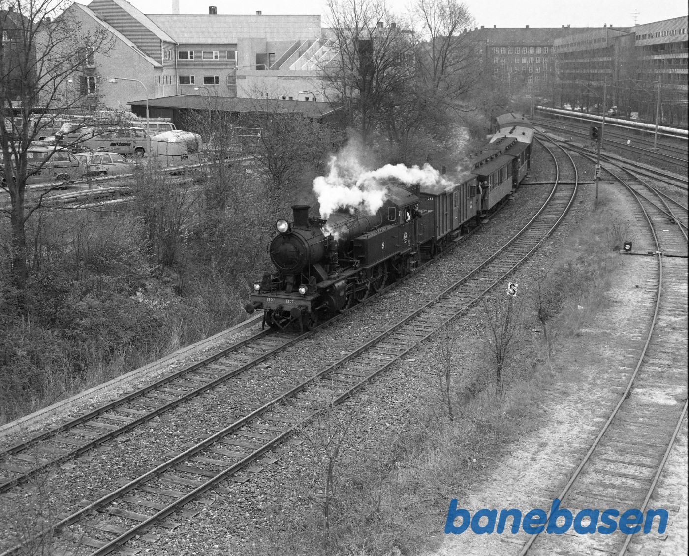 S 1307 og Flintholm kommandopost med godsbanen til venstre og S-banen til Vandløse til højre S 1307 og Flintholm kommandopost med godsbanen til venstre og S-banen til Vandløse til højre