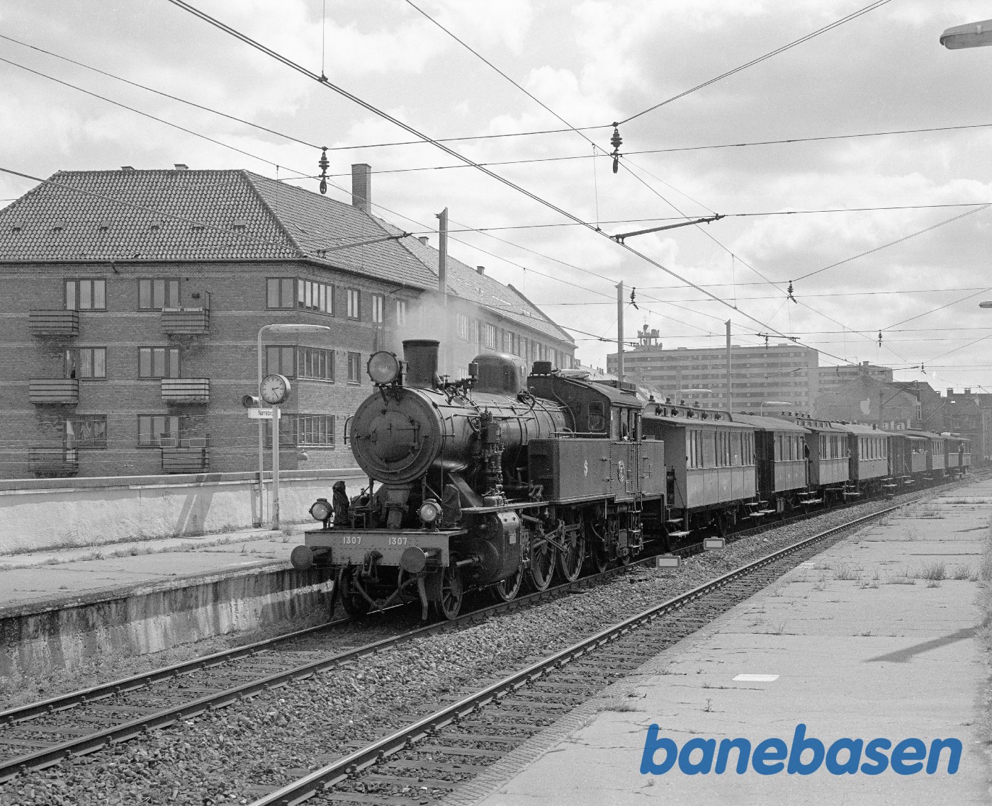 Rundt om husene tog med 1307 Rundt om husene tog med 1307