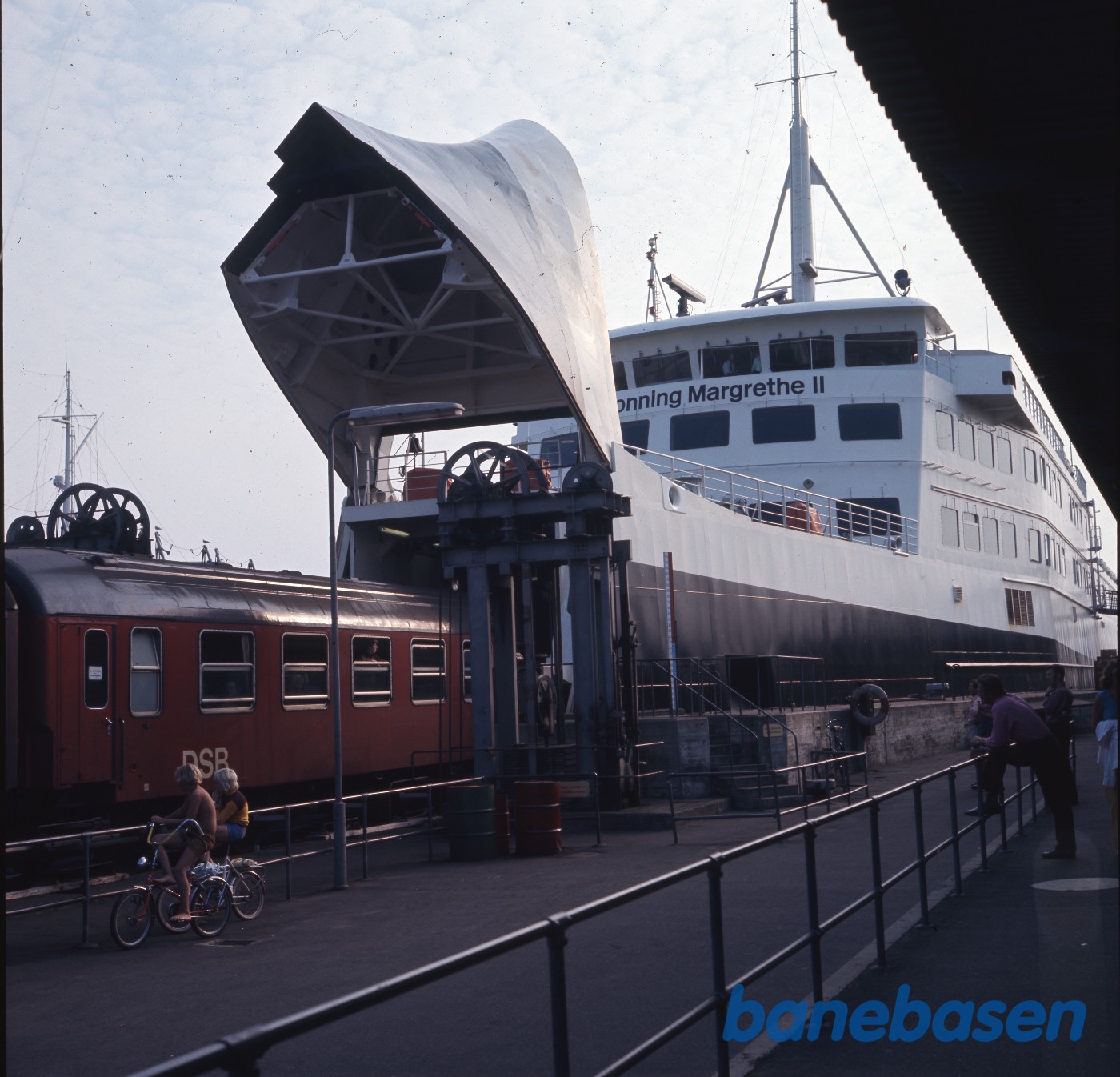 IC-tog kører om bord på færgen Dronning Margrethe II IC-tog kører om bord på færgen Dronning Margrethe II