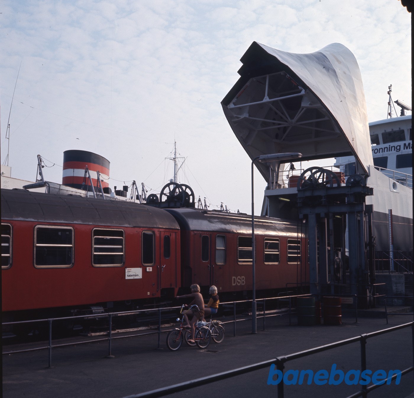 IC-tog kører om bord på færgen Dronning Margrethe II IC-tog kører om bord på færgen Dronning Margrethe II