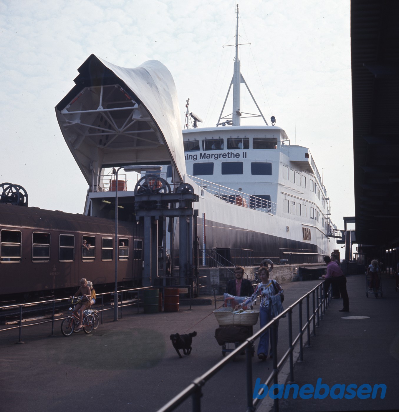 IC-tog kører om bord på færgen Dronning Margrethe II IC-tog kører om bord på færgen Dronning Margrethe II