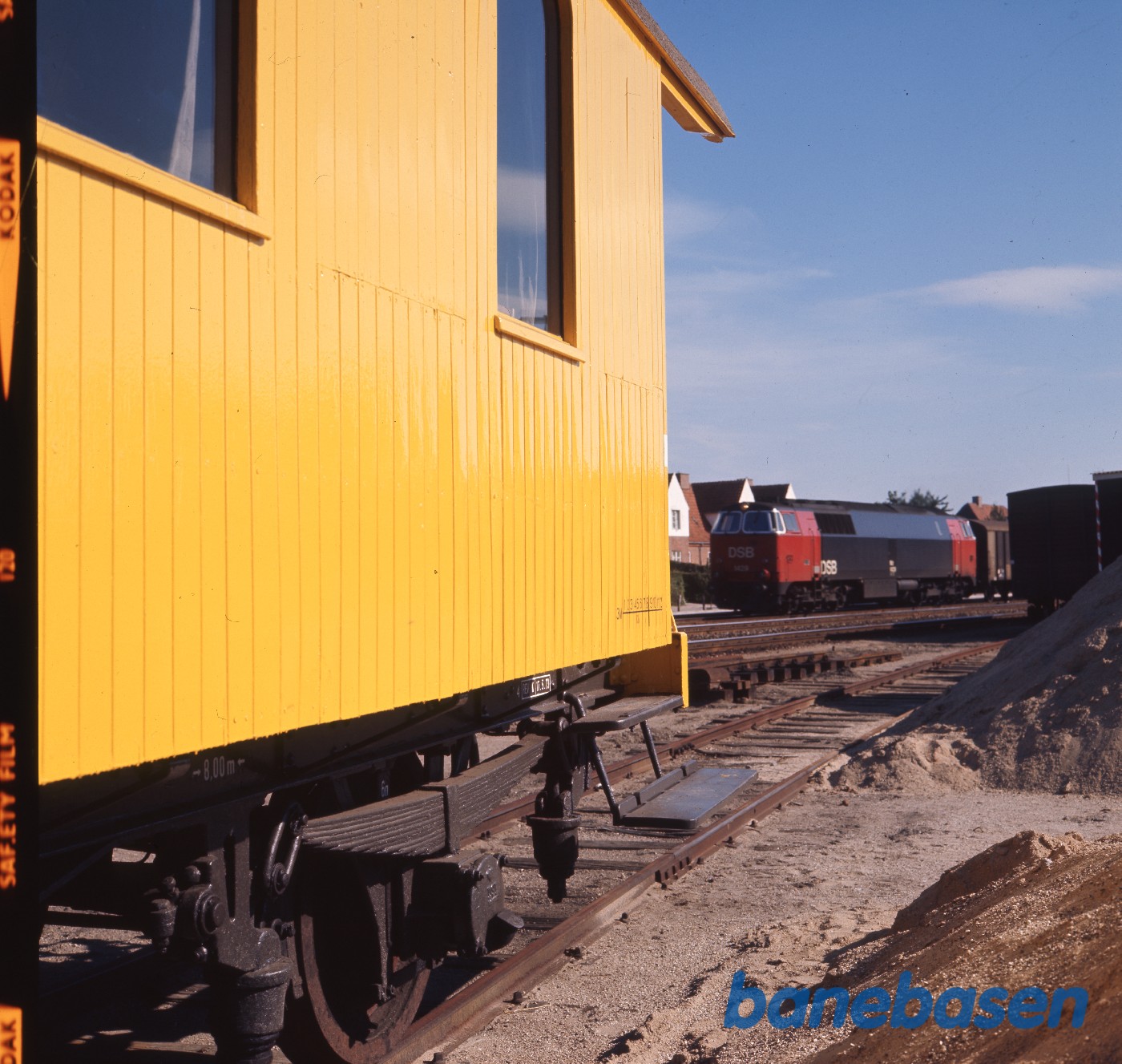 Gul arbejdsvogn i forgrunden, MZ i baggrunden Gul arbejdsvogn i forgrunden, MZ i baggrunden