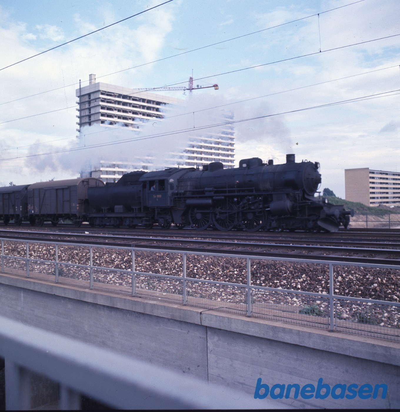 Godstog mod vest i Hvidovre Fjern på broen over Avedøre Havnevej Godstog mod vest i Hvidovre Fjern på broen over Avedøre Havnevej