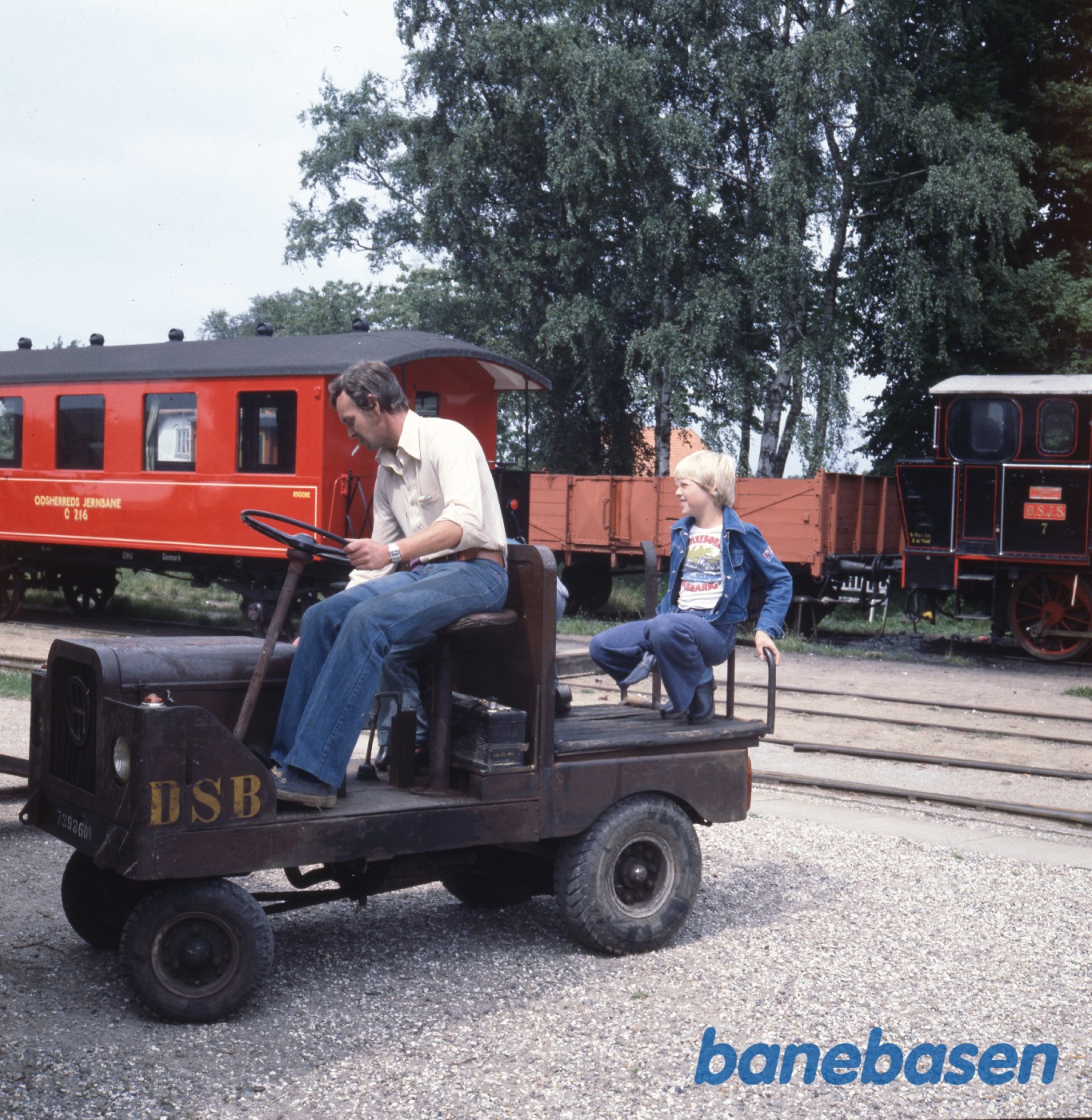 Kurt Henriksen med sin lille perron car Kurt Henriksen med sin lille perron car