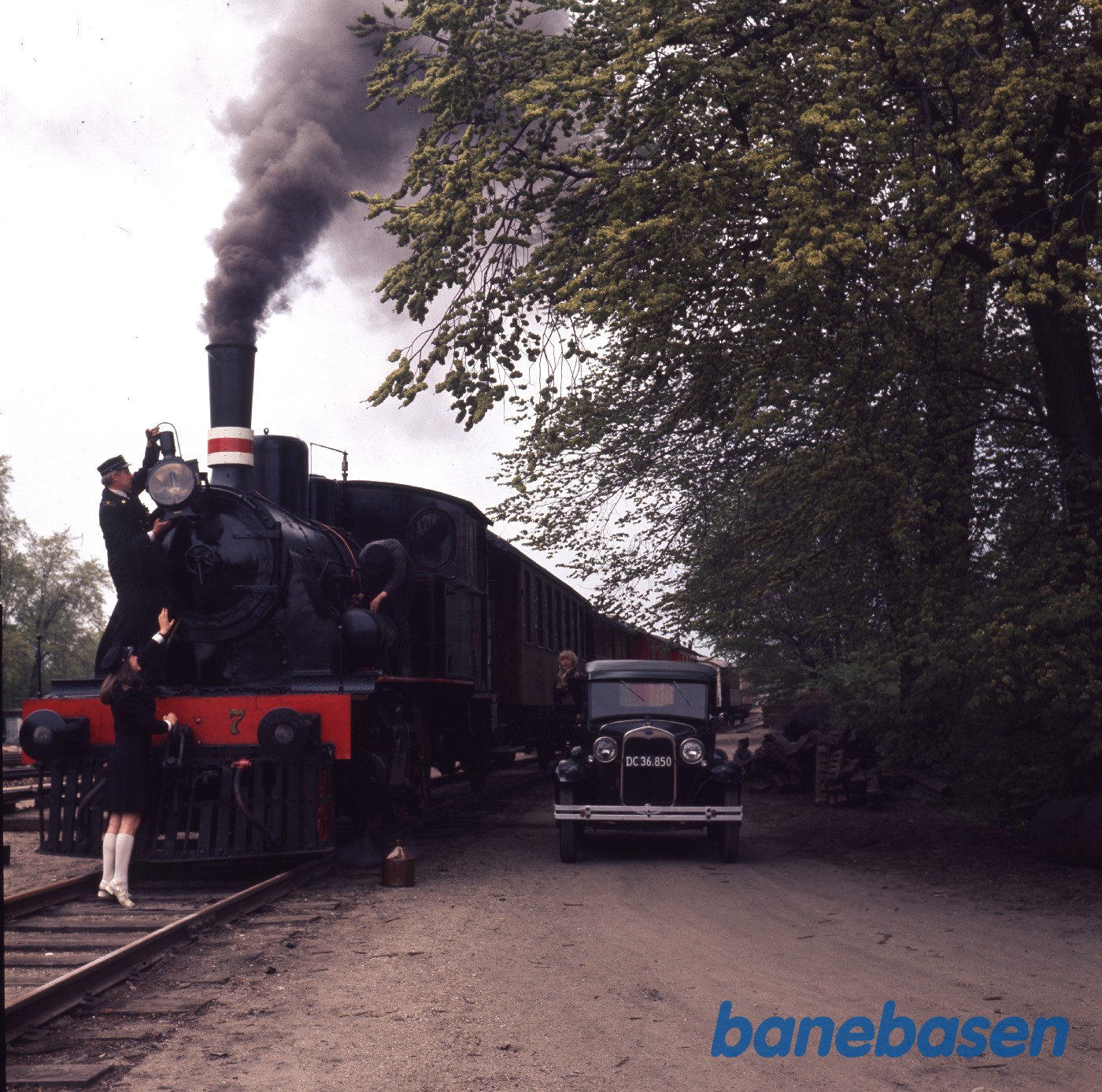 Svend klargør Nr.7 med Ford A ved siden af Svend klargør Nr.7 med Ford A ved siden af