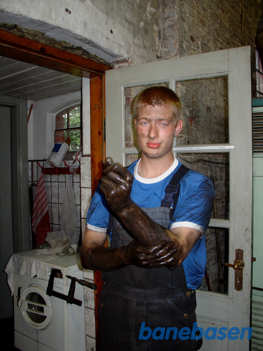 Kristian vasker hænder i remisen Kristian vasker hænder i remisen