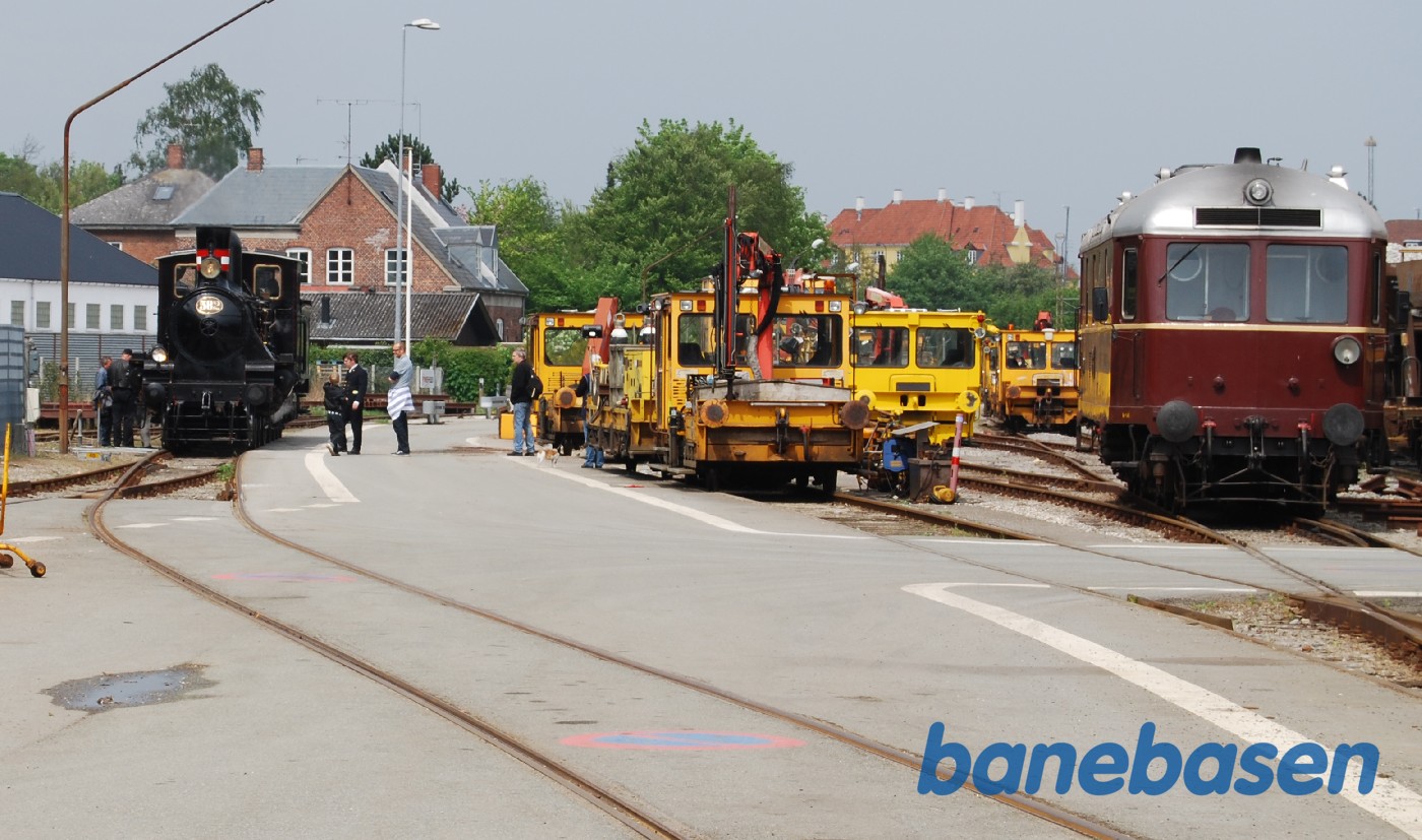 Tog med K 582 på S-banen, Hellerup station Tog med K 582 på S-banen, Hellerup station