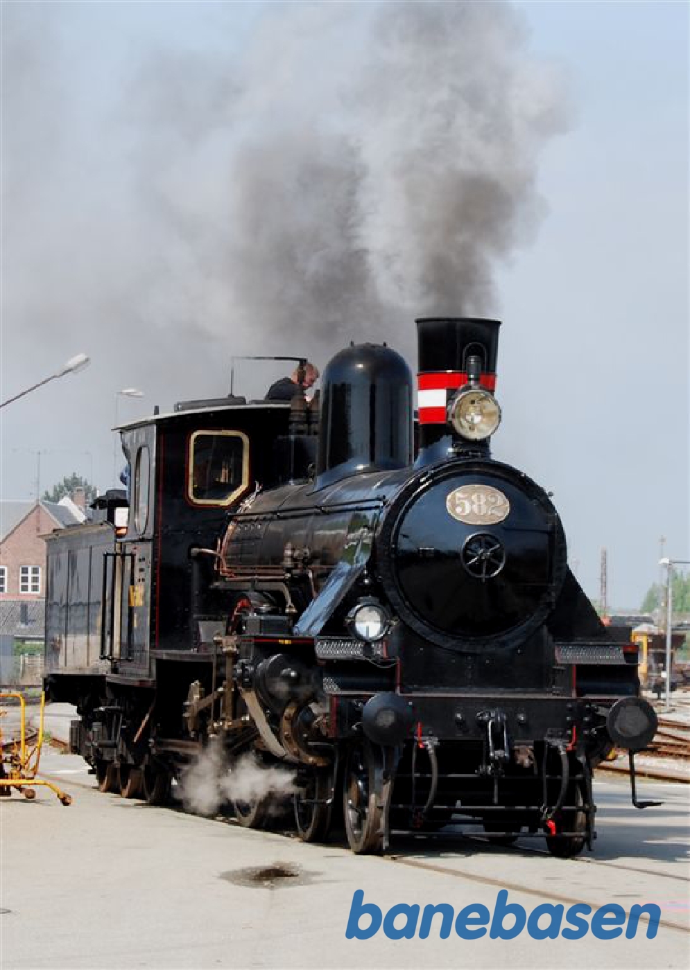 Tog med K 582 på S-banen, Hellerup station Tog med K 582 på S-banen, Hellerup station