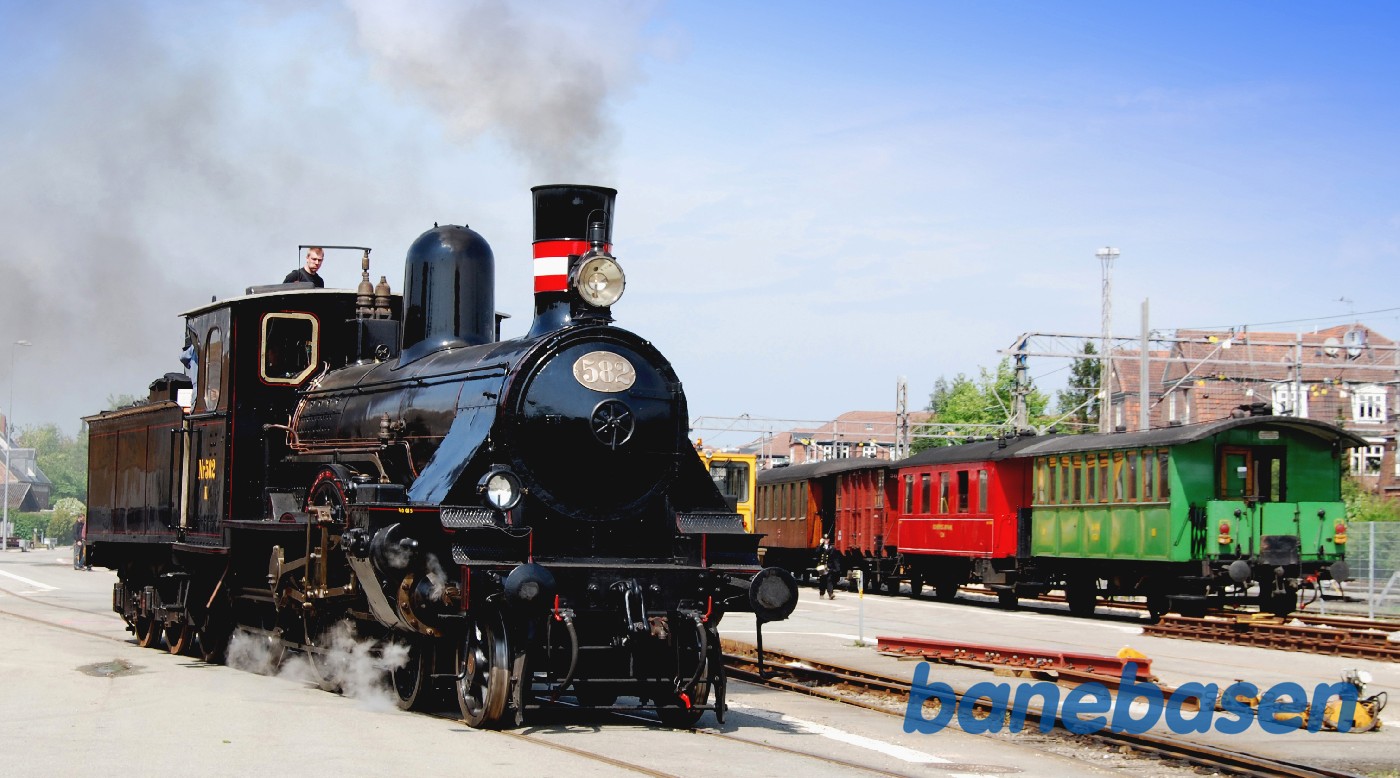Tog med K 582 på S-banen, Hellerup station Tog med K 582 på S-banen, Hellerup station