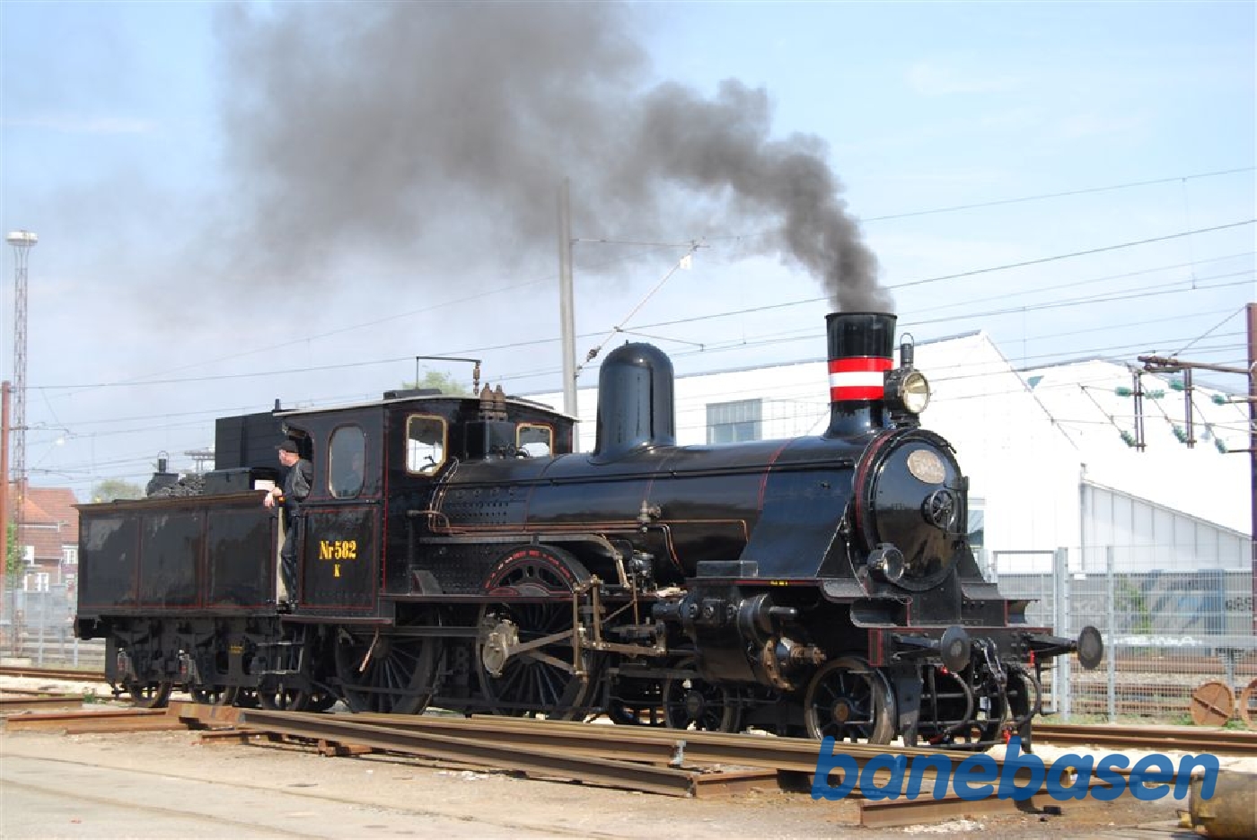 Tog med K 582 på S-banen, Hellerup station Tog med K 582 på S-banen, Hellerup station
