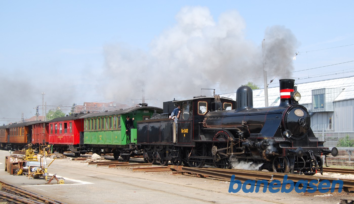 Tog med K 582 på S-banen, Hellerup station Tog med K 582 på S-banen, Hellerup station