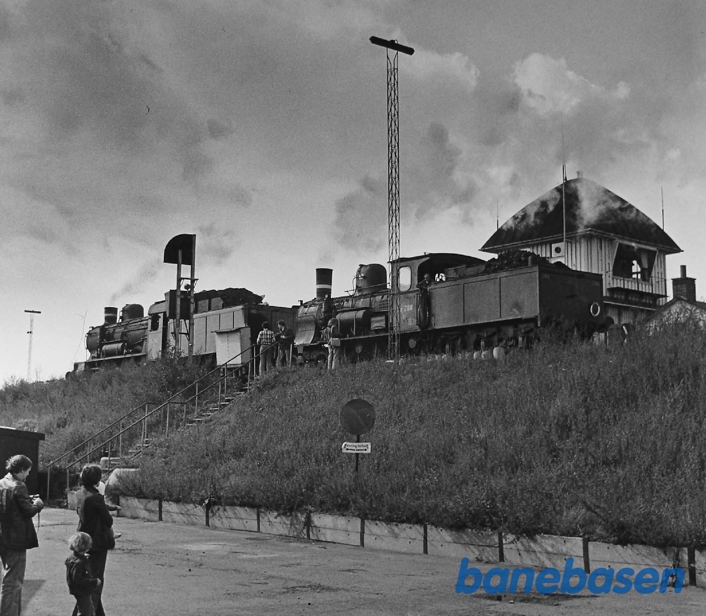 Forspandskørsel med P og C. De allersidste to damplokomotiver forlader for altid Københavns store remise, her ved det gule palæ. Forspandskørsel med P og C. De allersidste to damplokomotiver forlader for altid Københavns store remise, her ved det gule palæ.