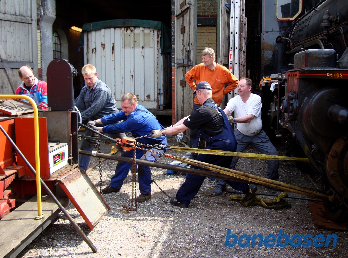 Forløber på K582 trækkes ud til siden med taljer Forløber på K582 trækkes ud til siden med taljer
