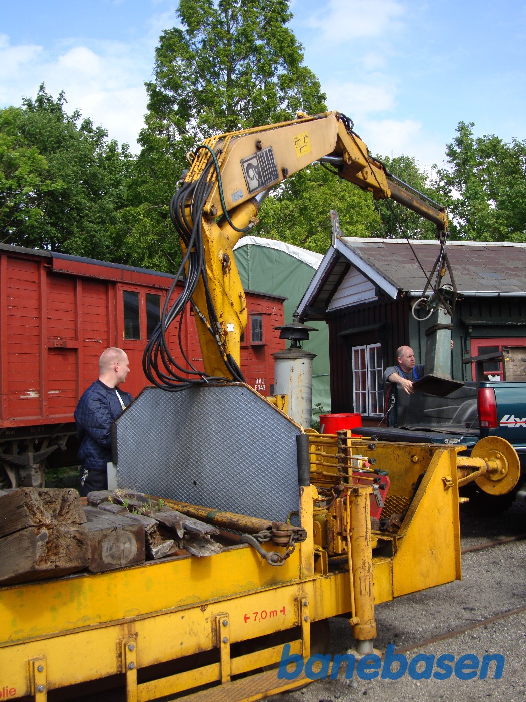 Kranen på troljen løfter maskine ud af bi Kranen på troljen løfter maskine ud af bi