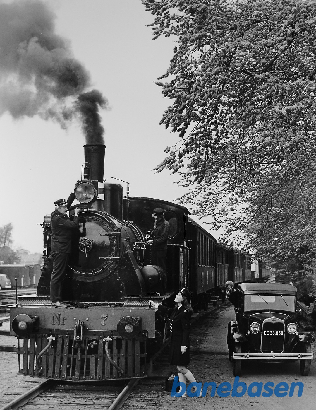 Svend Jørgensen og Eva foran ØSJS 7 og med Svends Ford A Svend Jørgensen og Eva foran ØSJS 7 og med Svends Ford A