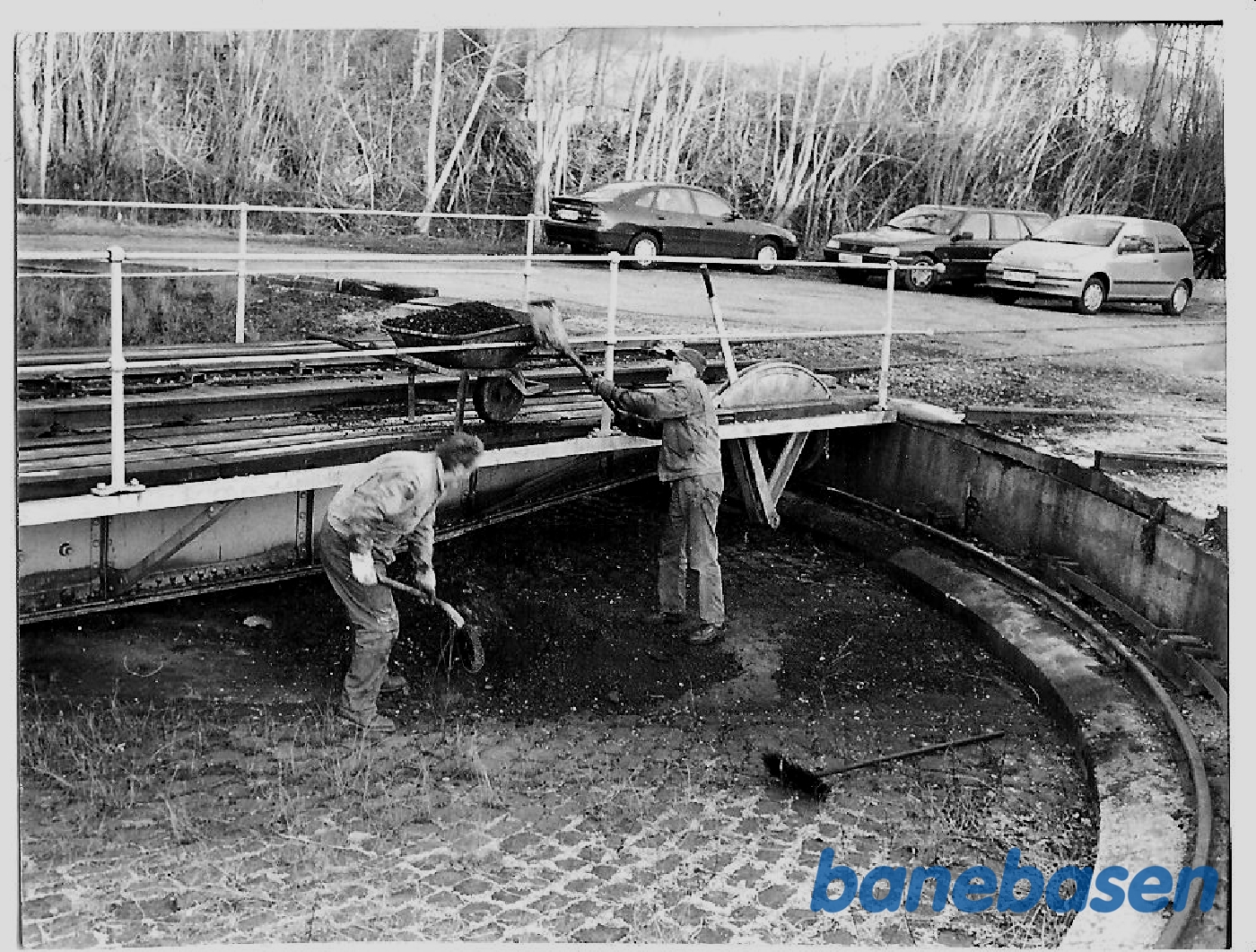 Der skovles slagger fra damplokomotivet op fra drejeskivegraven Der skovles slagger fra damplokomotivet op fra drejeskivegraven