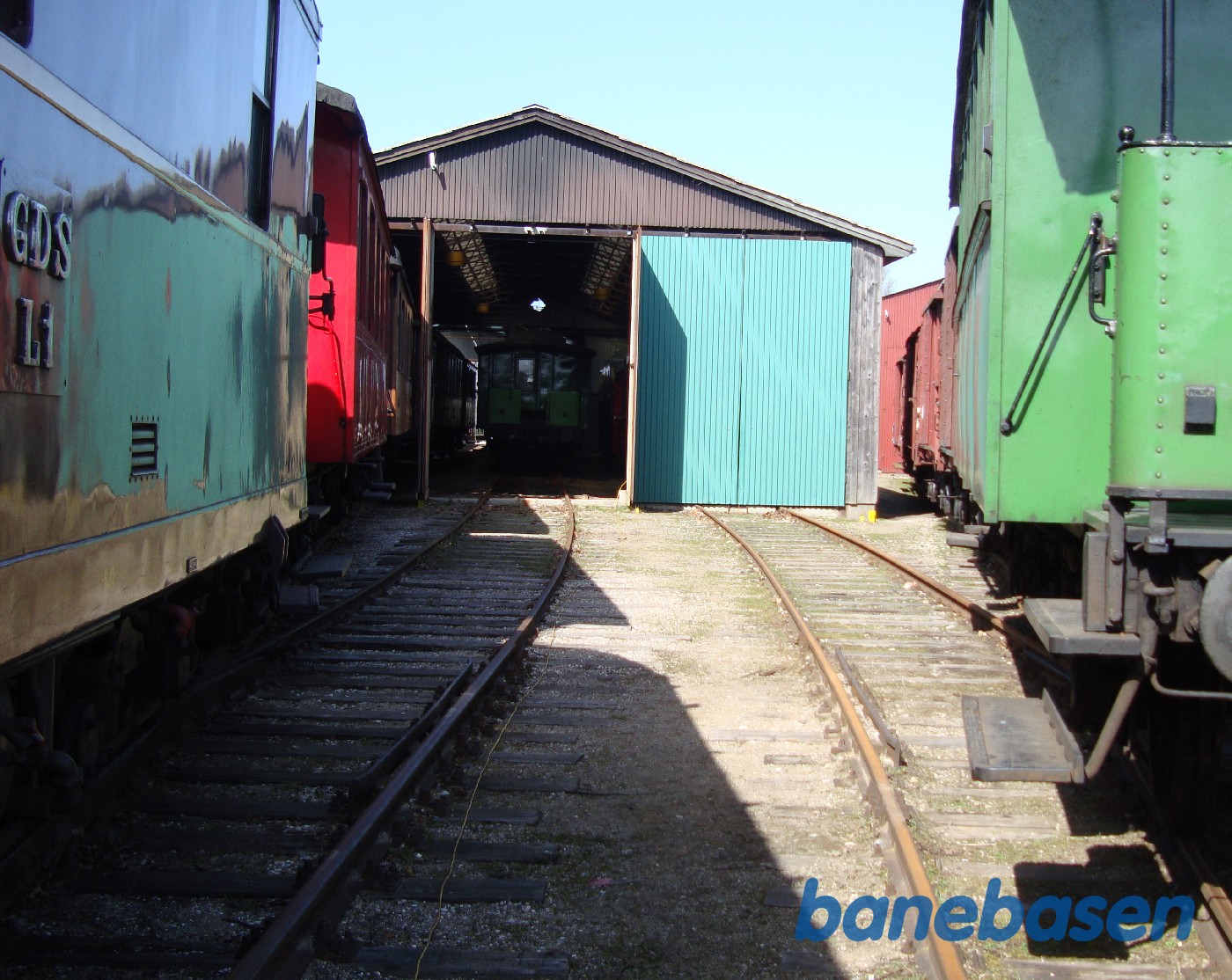 Vogne udenfor vognhallen i Græsted Vogne udenfor vognhallen i Græsted