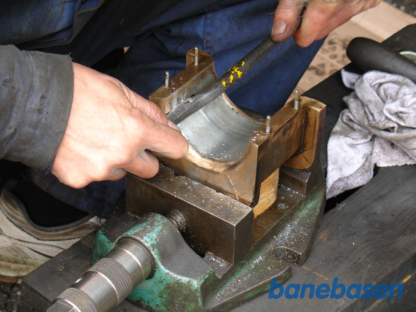 Skrabning af lejer til damplokomotiv Skrabning af lejer til damplokomotiv