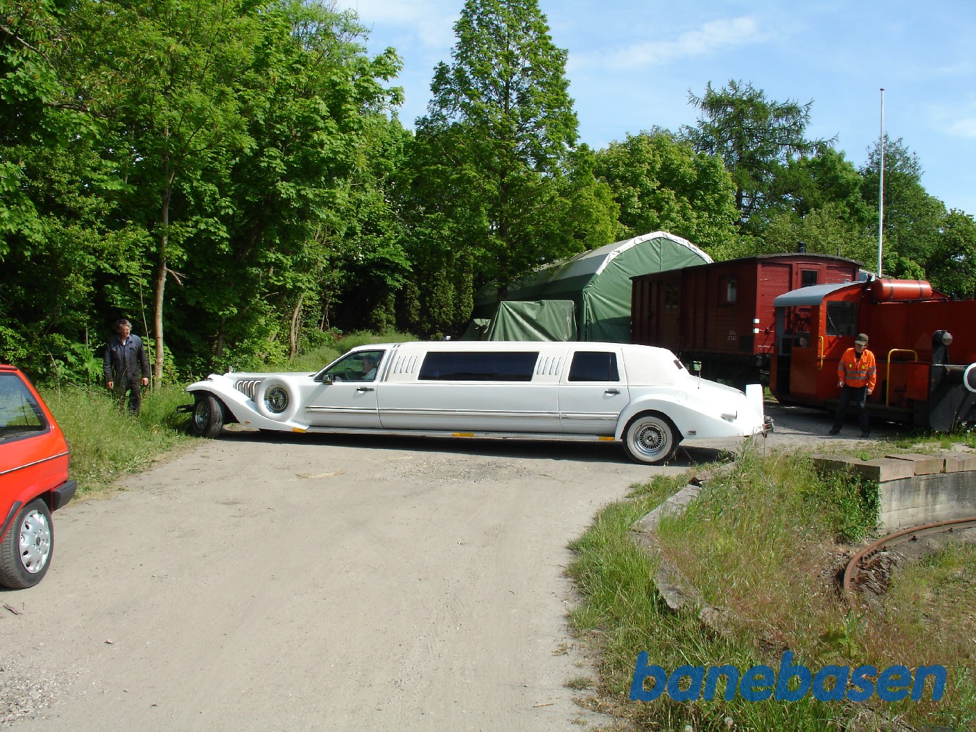 Super lang hvid limosine vender ved remisen Super lang hvid limosine vender ved remisen