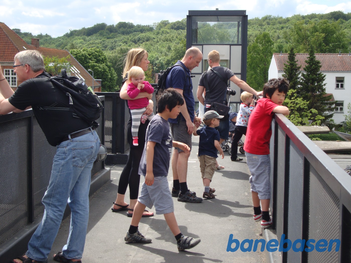 Personer på gangbroen i Rungsted Personer på gangbroen i Rungsted