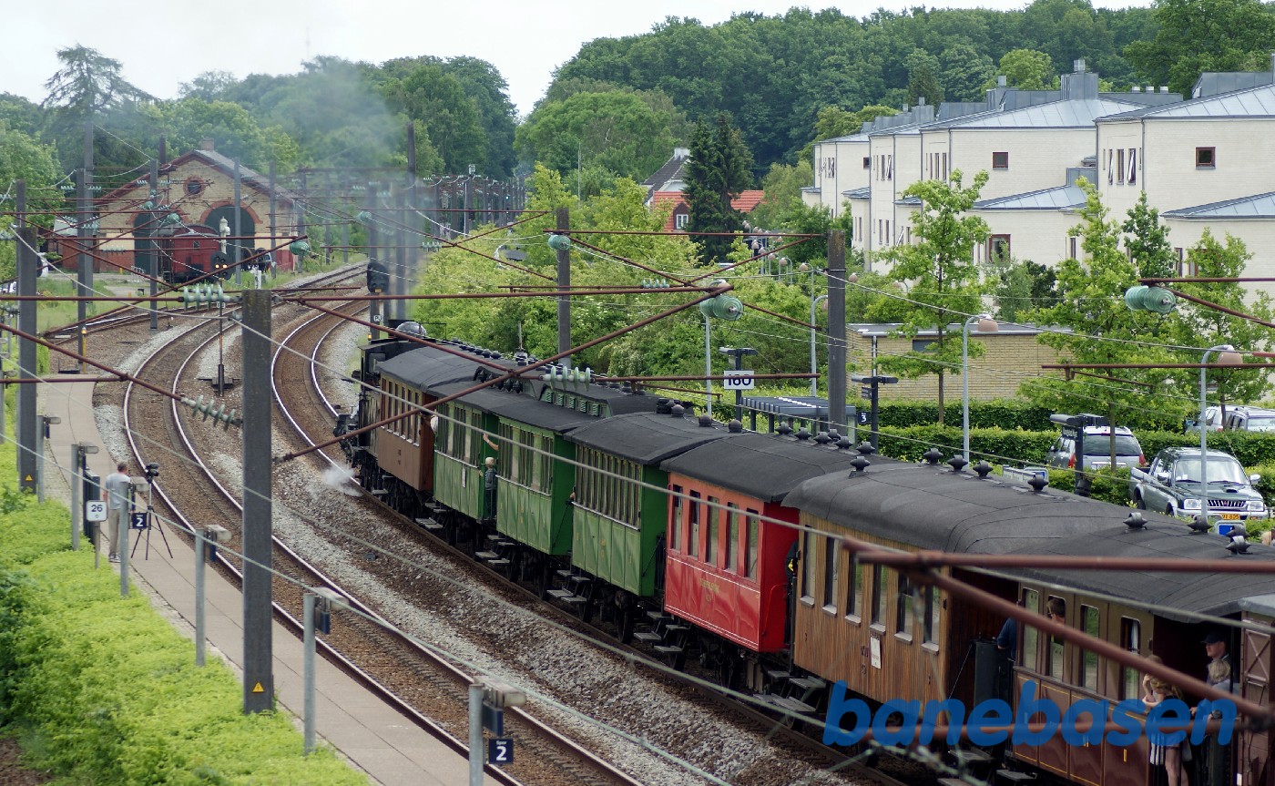 Damptog for fuld fart gennem Rungsted, set fra gangbroen Damptog for fuld fart gennem Rungsted, set fra gangbroen