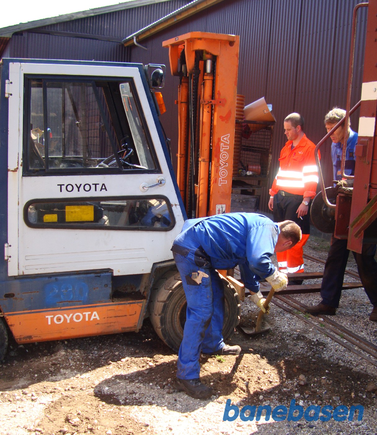 Gaffeltrucken er kørt fast i spor 13 ud for vognhal 2 Gaffeltrucken er kørt fast i spor 13 ud for vognhal 2