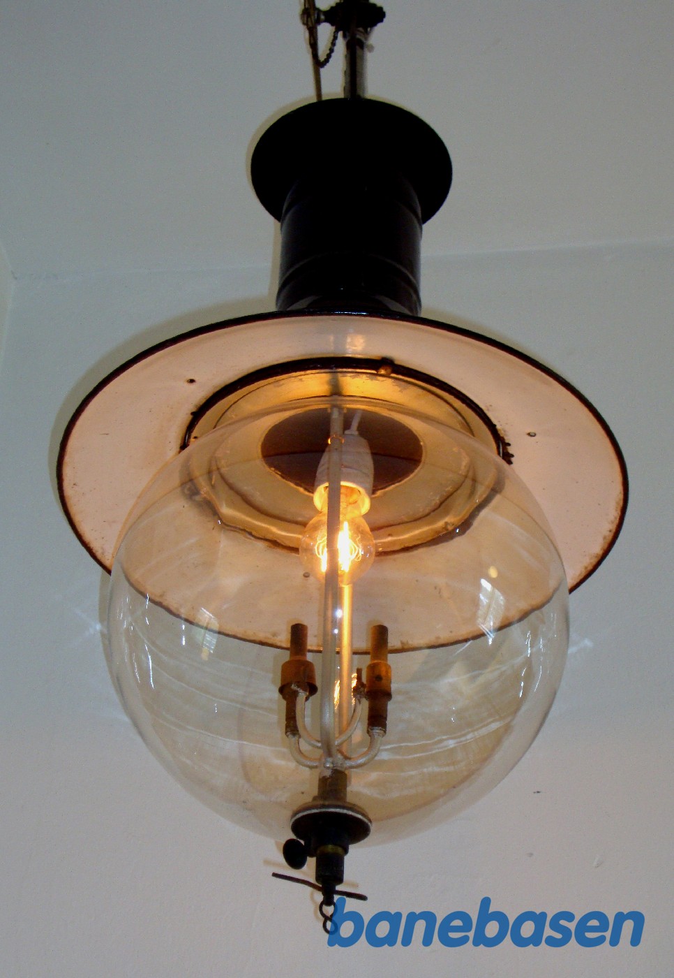 Den flotte lampe på trappen i Rungsted remise Den flotte lampe på trappen i Rungsted remise