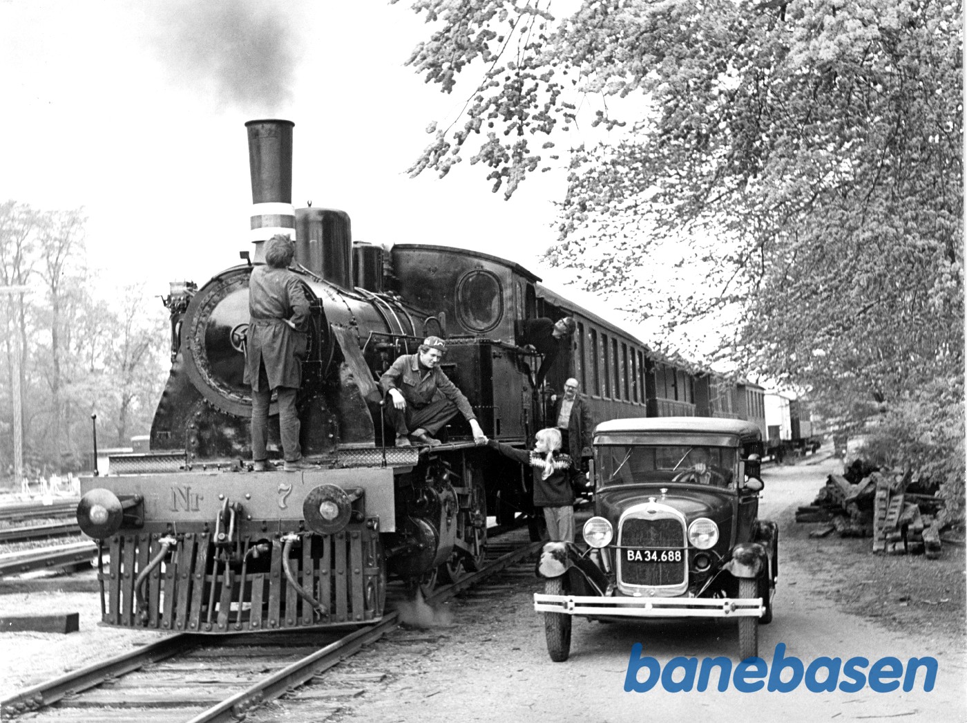 Svend Jørgensen og Eva foran ØSJS 7 og med Svends Ford A Svend Jørgensen og Eva foran ØSJS 7 og med Svends Ford A