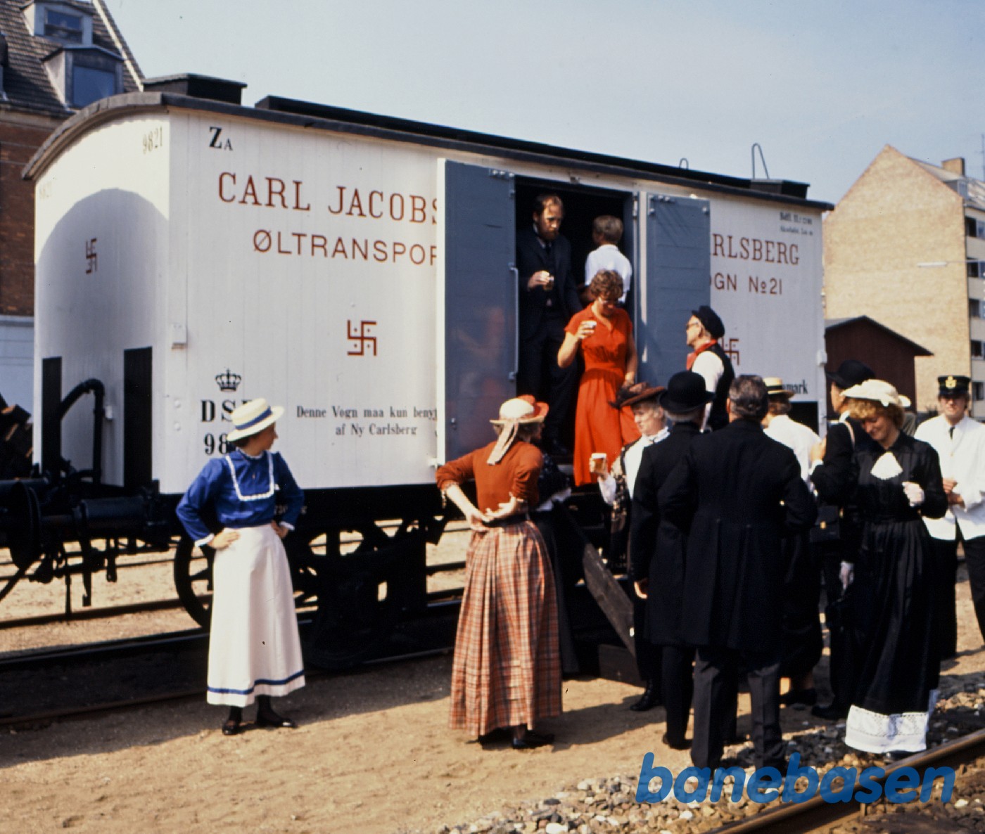 Første køredag på HHGB med gratis øl fra nyrestaureret Carlsbergvognen Første køredag på HHGB med gratis øl fra nyrestaureret Carlsbergvognen