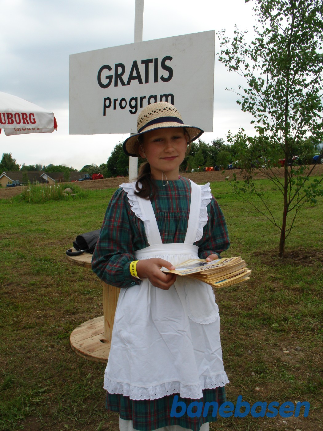 Græsted veterantræf, pige uddeler programmer Græsted veterantræf, pige uddeler programmer