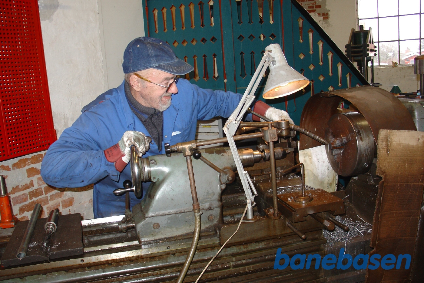 Niels drejer i værkstedet i Græsted Niels drejer i værkstedet i Græsted
