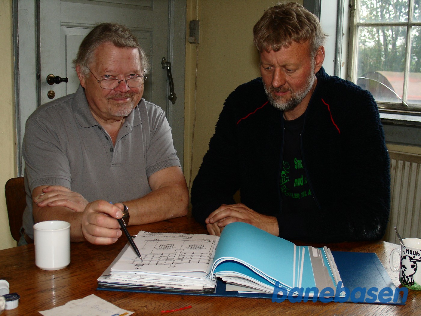 Ole og Henning kigger på tegninger over Rungsted remise Ole og Henning kigger på tegninger over Rungsted remise