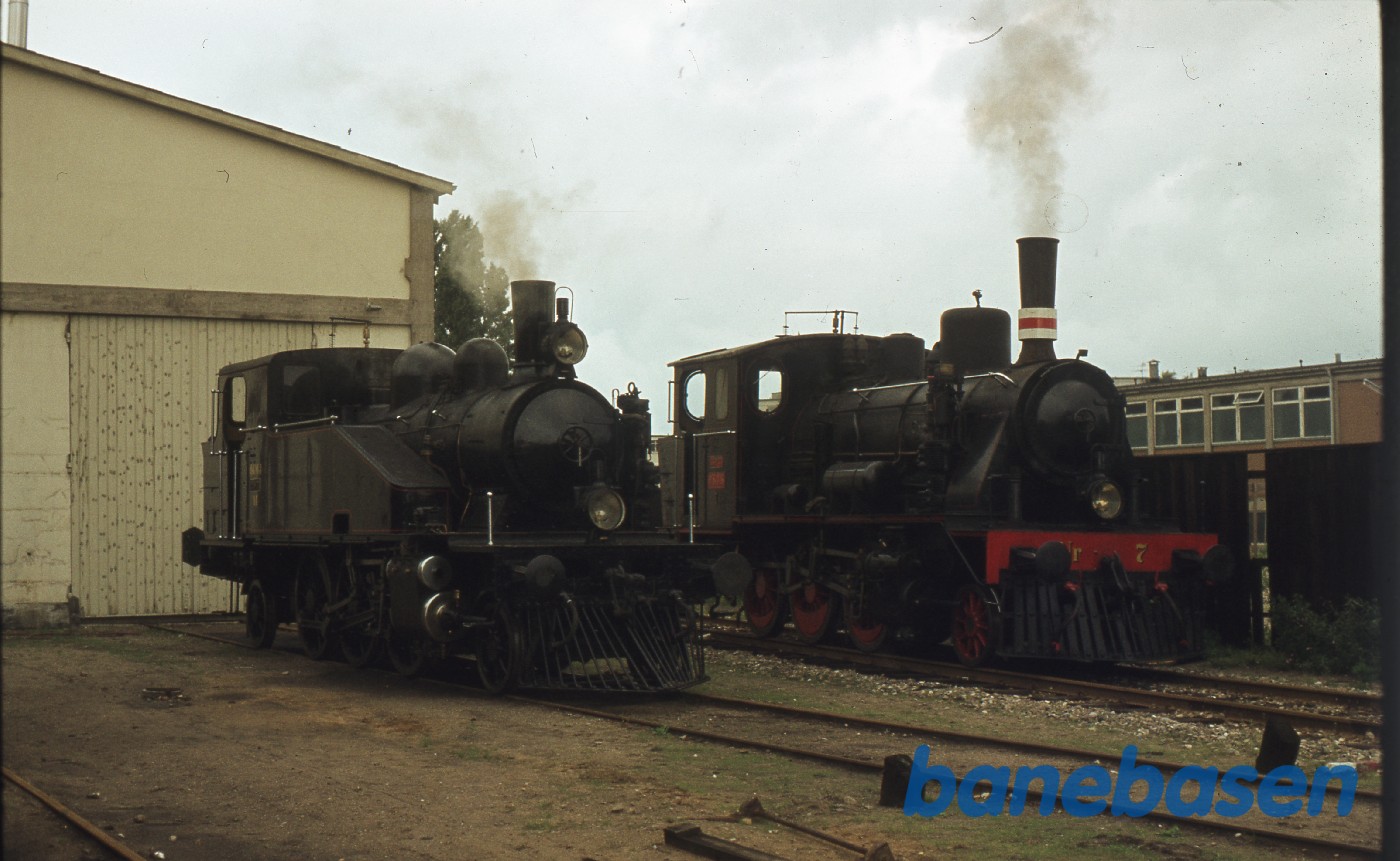 2 flotte opfyrede damplokomotiver 2 flotte opfyrede damplokomotiver