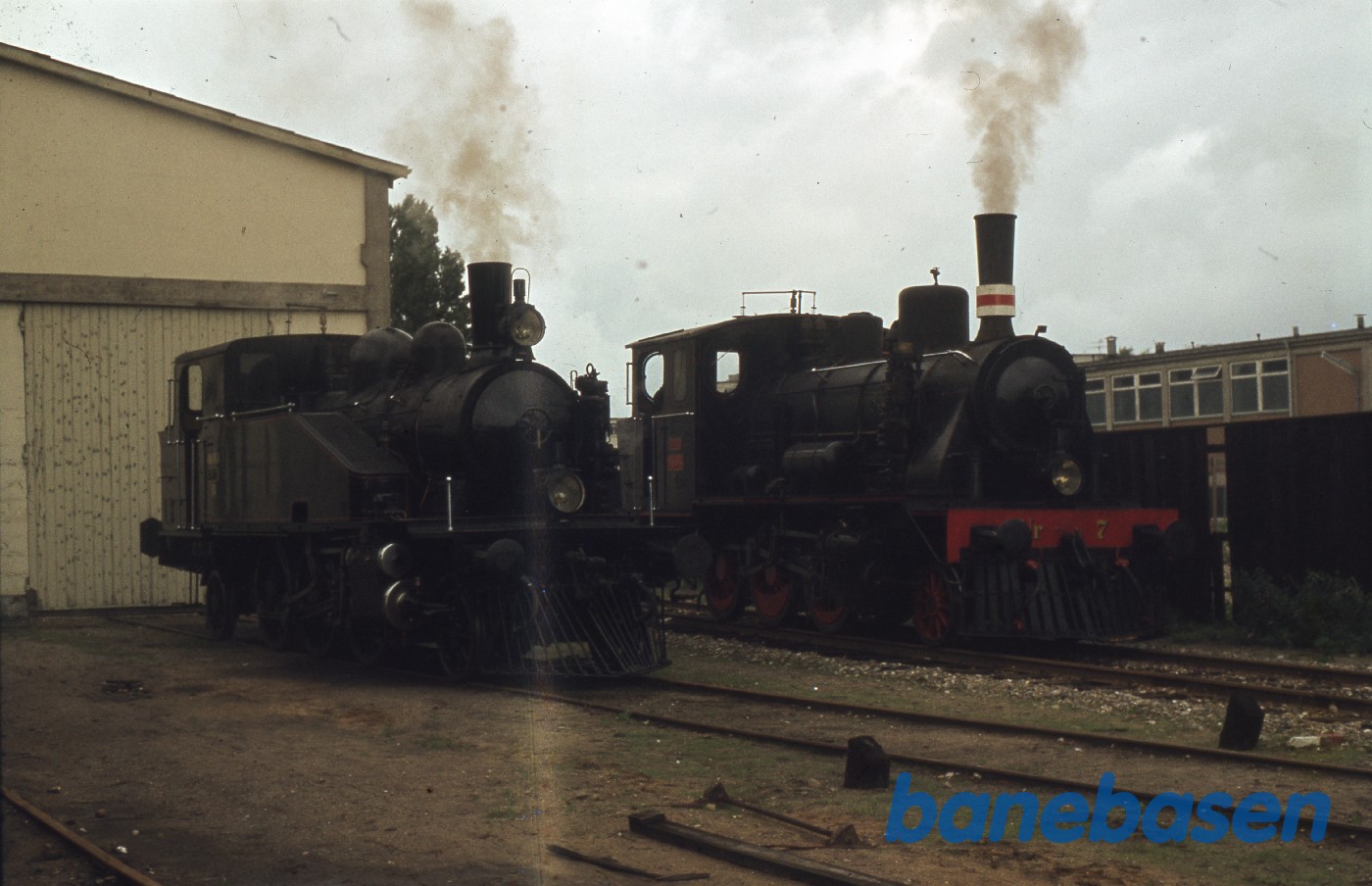 2 flotte opfyrede damplokomotiver 2 flotte opfyrede damplokomotiver