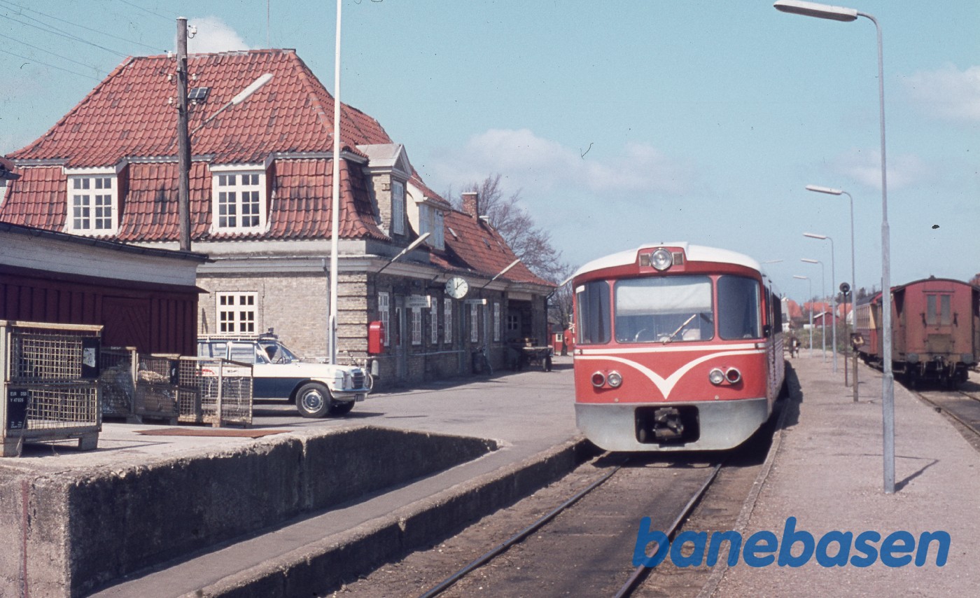 Y-tog ved perron i Hundested Y-tog ved perron i Hundested