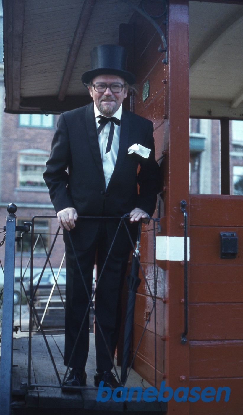 Festklædt mand på endeperronen Festklædt mand på endeperronen