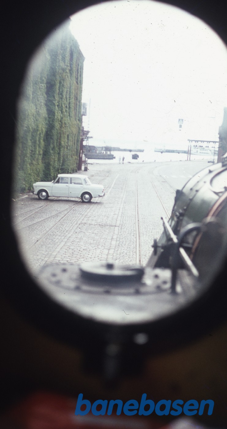 Veterantoget på vej over havnen til Helsingør Veterantoget på vej over havnen til Helsingør