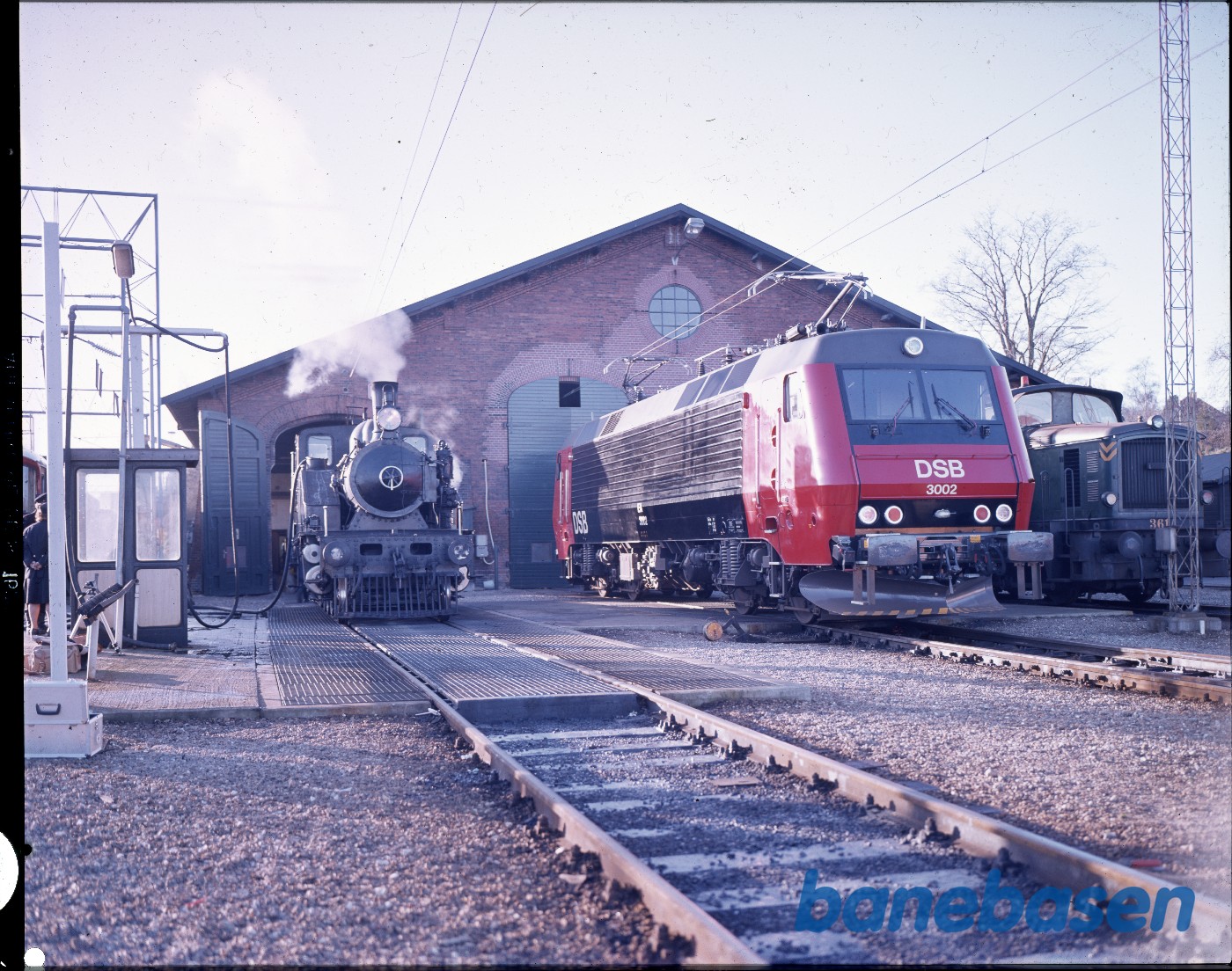 Nr. 14 og EA 3002 foran Helsingør remise Nr. 14 og EA 3002 foran Helsingør remise