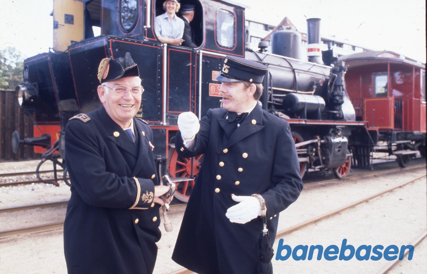 2 glade bestyrelsesmedlemmer foran nr. 7 2 glade bestyrelsesmedlemmer foran nr. 7