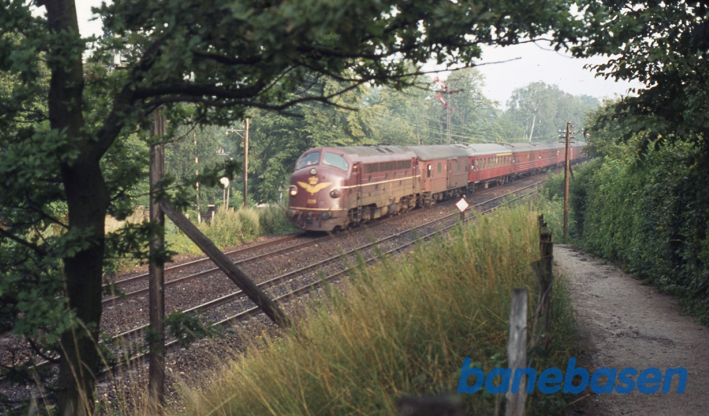 Tog fra Stockholm på vej ind på Rungsted station. I-signalet ses bag toget Tog fra Stockholm på vej ind på Rungsted station. I-signalet ses bag toget