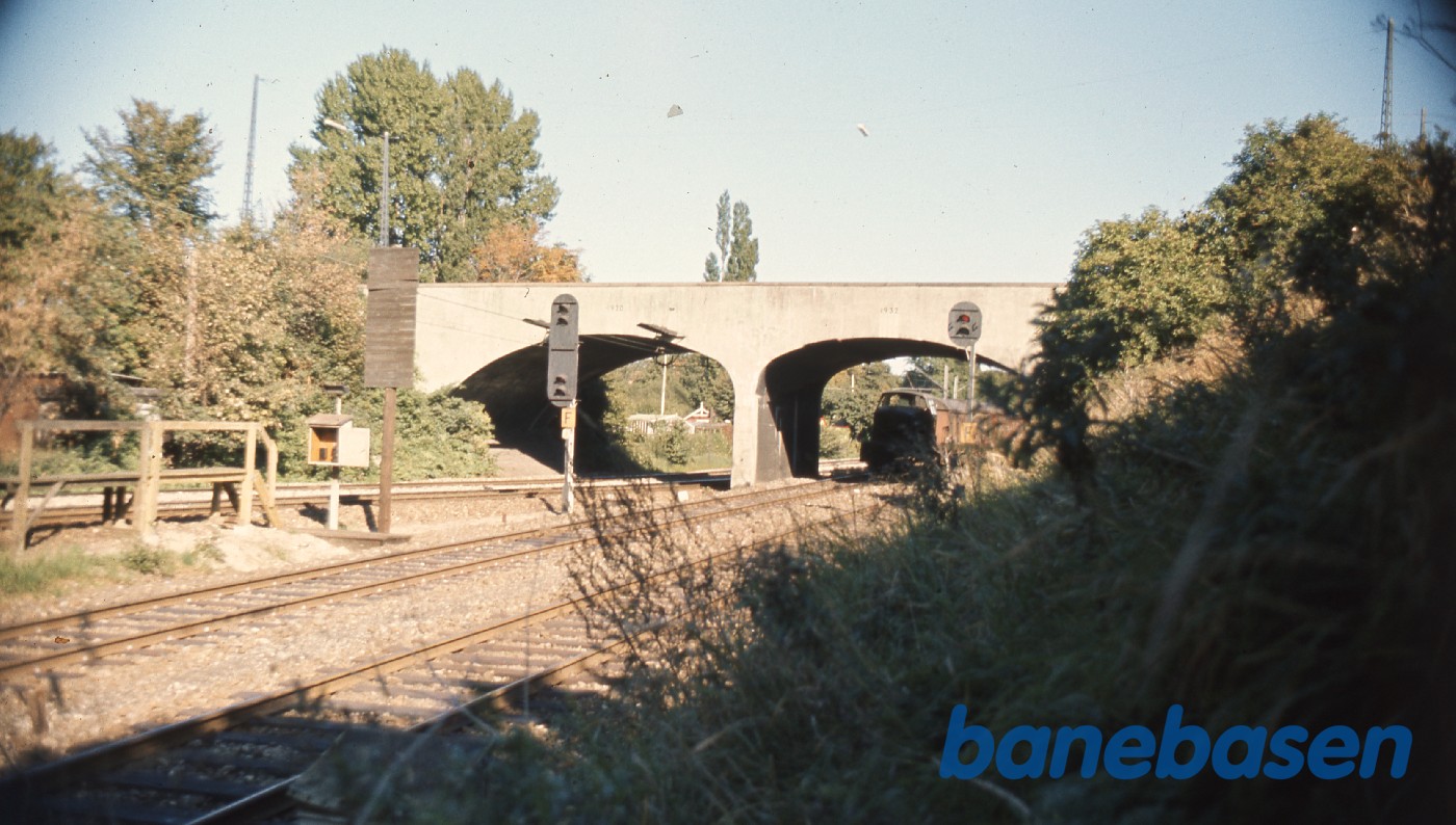 Broen over C. F. Richs Vej. Banen til venstre kommer fra Vanløse og godsbane sporene til højre er i retning mod Vigerslev Broen over C. F. Richs Vej. Banen til venstre kommer fra Vanløse og godsbane sporene til højre er i retning mod Vigerslev
