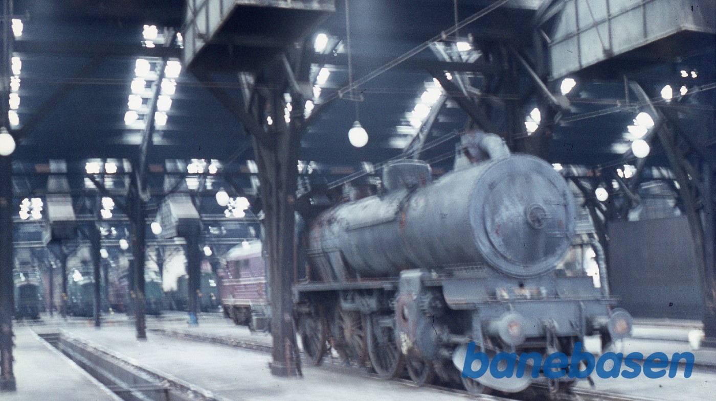 Adskilt damplokomotiv i lokomotivværkstedet. T 297 hensat på Gb efter anvendelse til togforvarmning Adskilt damplokomotiv i lokomotivværkstedet. T 297 hensat på Gb efter anvendelse til togforvarmning