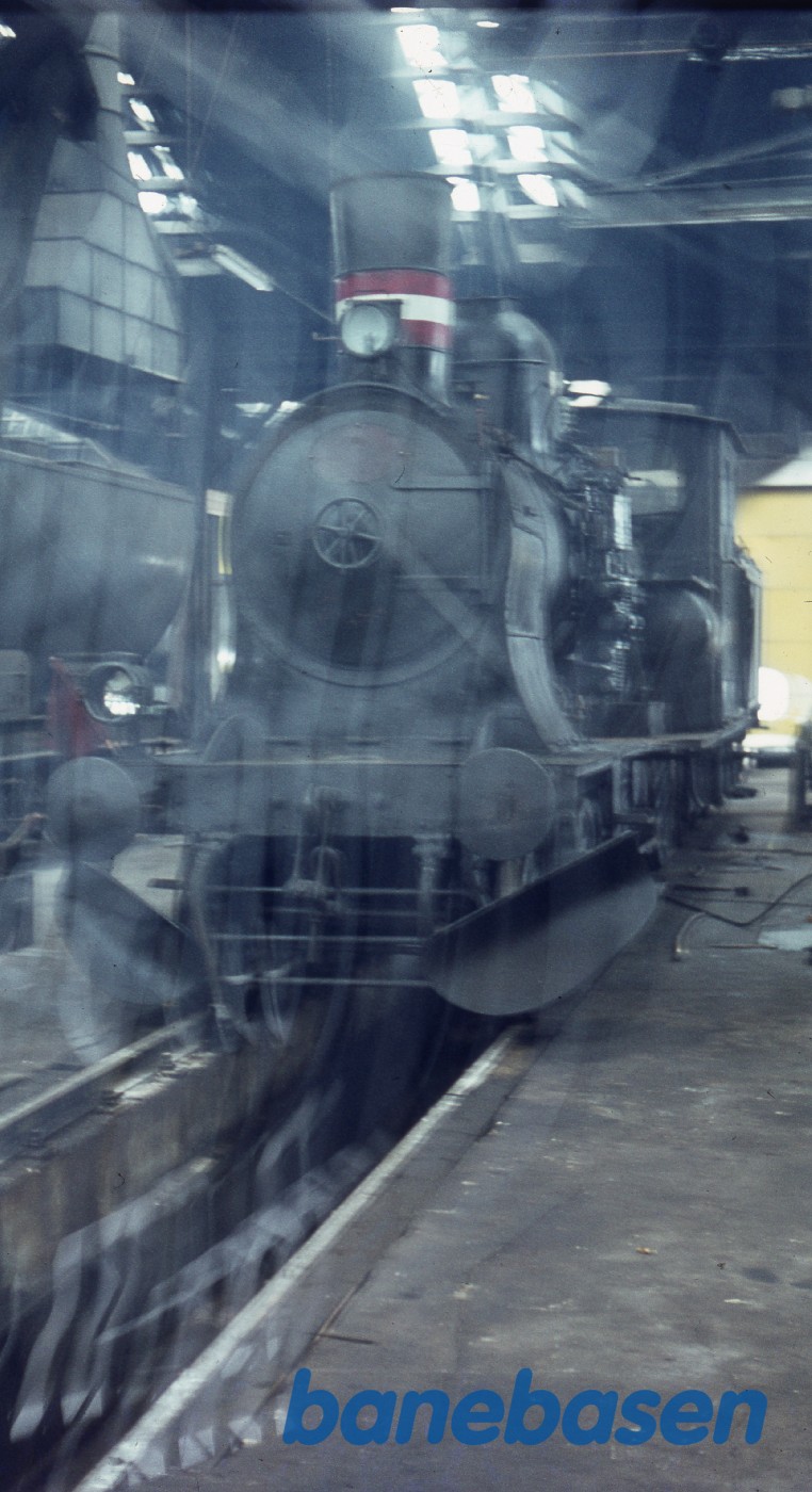Damplokomotiv i remisen Damplokomotiv i remisen