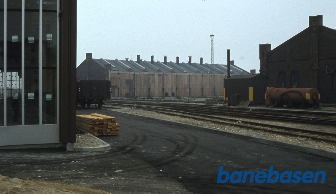 En del af den gamle lokomotivremise er revet ned En del af den gamle lokomotivremise er revet ned