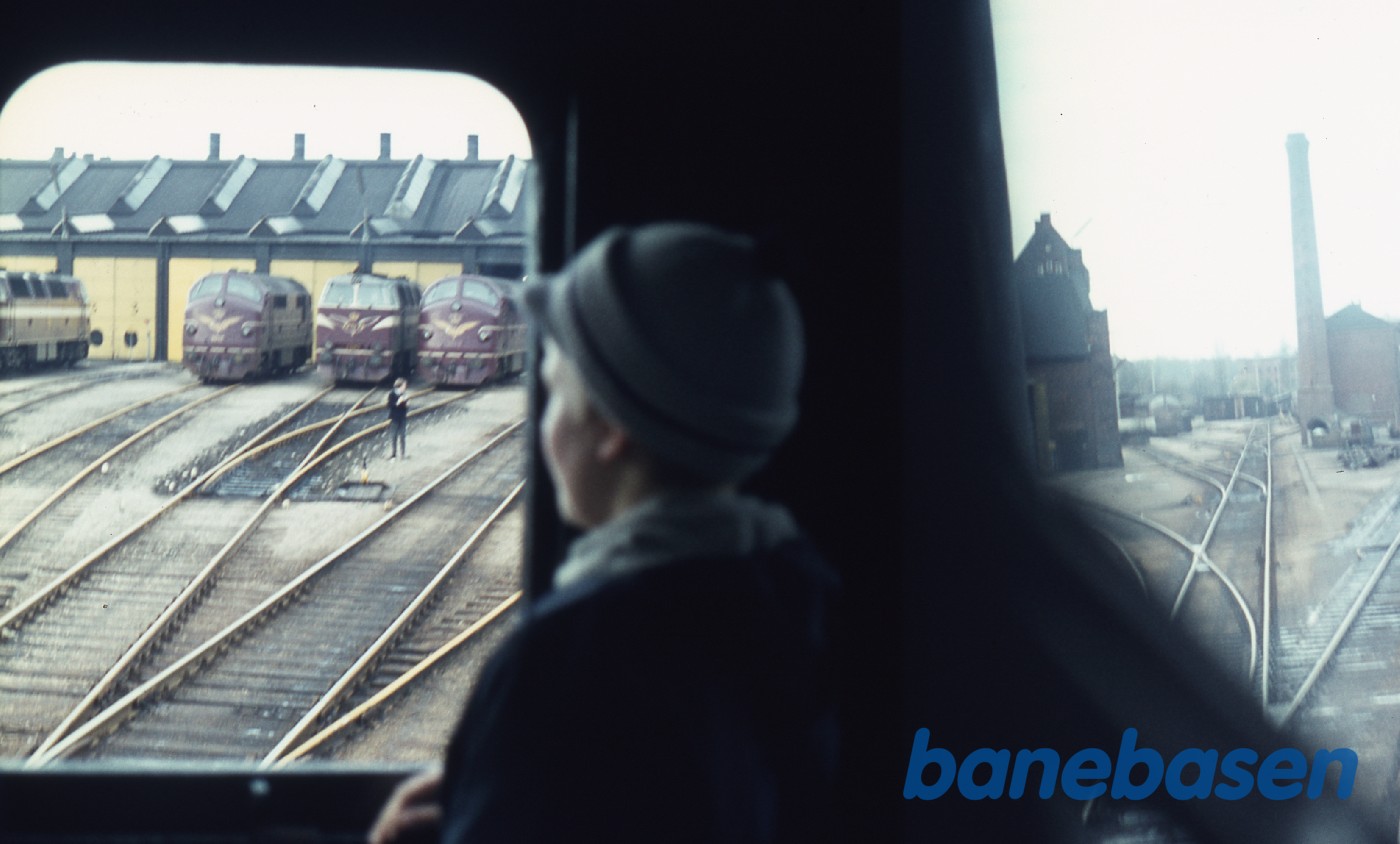 Udfletningen foran lokomotivremisen, set fra et førerrum Udfletningen foran lokomotivremisen, set fra et førerrum