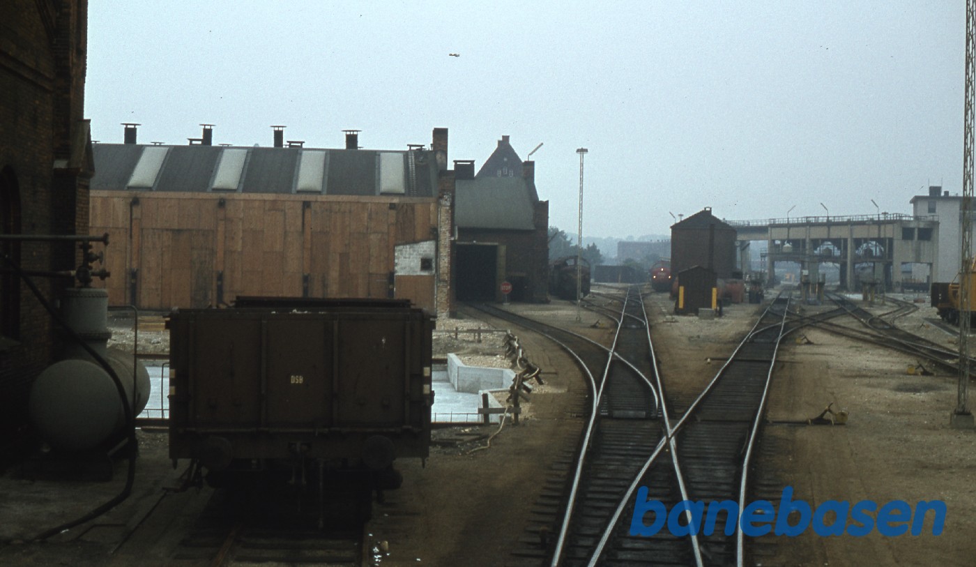 Støbning af den nye skydebro. Rester af kulningsanlægget i baggrunden Støbning af den nye skydebro. Rester af kulningsanlægget i baggrunden