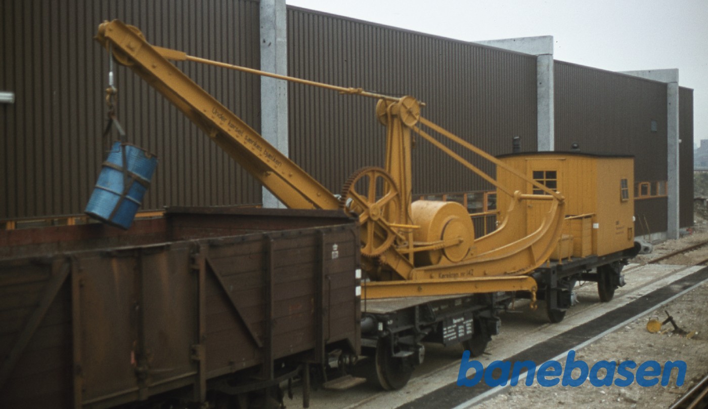 Gul kranvogn ved den nye bygning til underfloor drejebænk Gul kranvogn ved den nye bygning til underfloor drejebænk