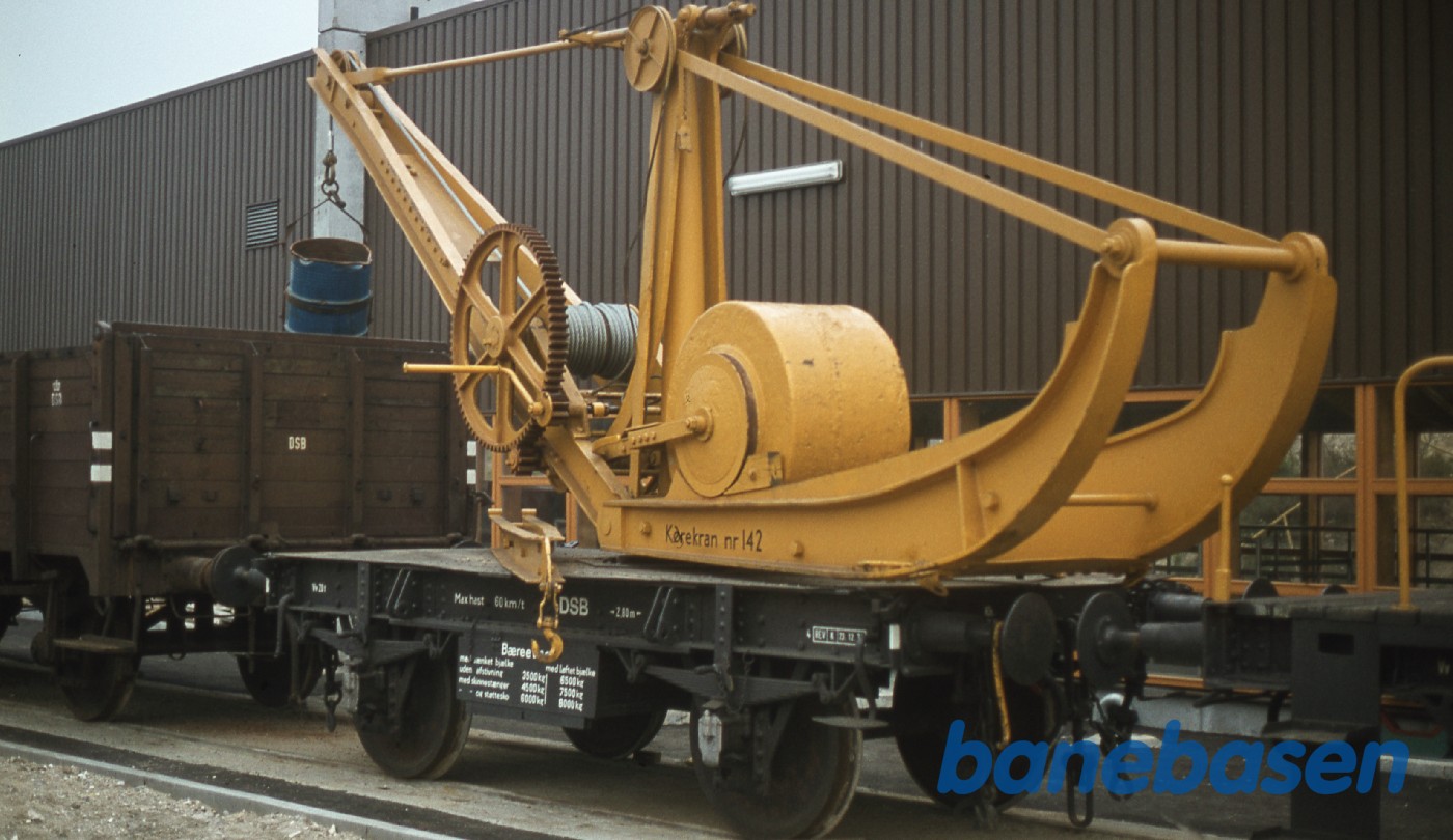 Gul kranvogn ved den nye bygning til underfloor drejebænk Gul kranvogn ved den nye bygning til underfloor drejebænk