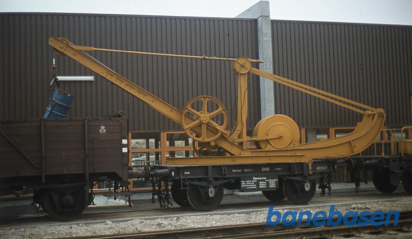 Gul kranvogn ved den nye bygning til underfloor drejebænk Gul kranvogn ved den nye bygning til underfloor drejebænk